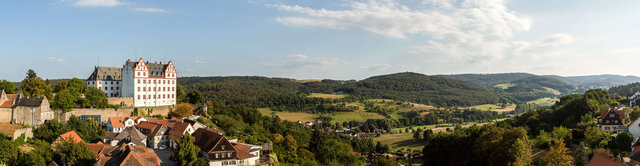 Blick vom Bollwerk über das Fischbachtal mit Schloss Lichtenberg