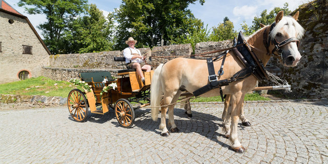 Hochzeitskutsche auf dem Weg zum Schlosshof in Lichtenberg