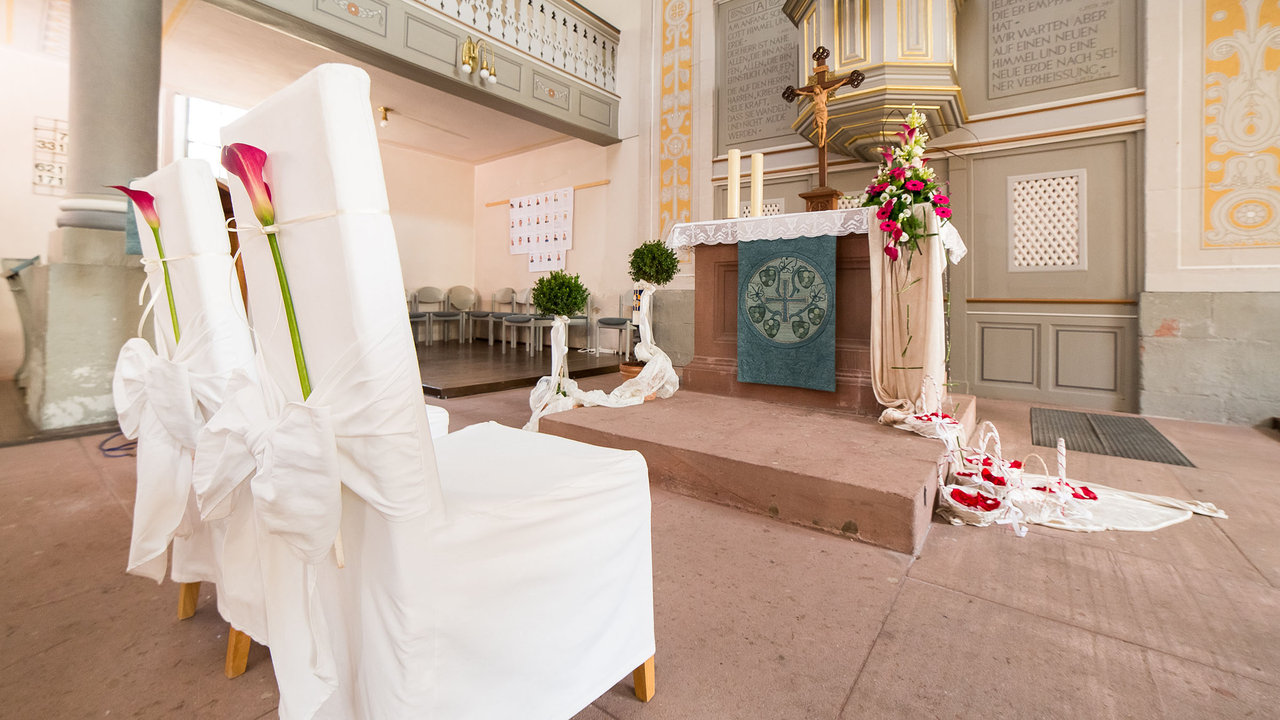 Mit frischen Schnittblumen dekorieren wir Kirche, Standesamt und Brautauto nach Ihren wünschen.