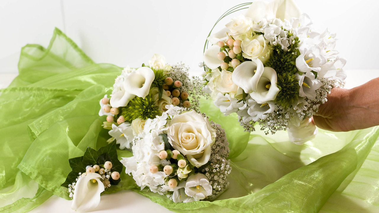 mit Revers-Schmuck, Double und Strauß für's Blumenmädchen.