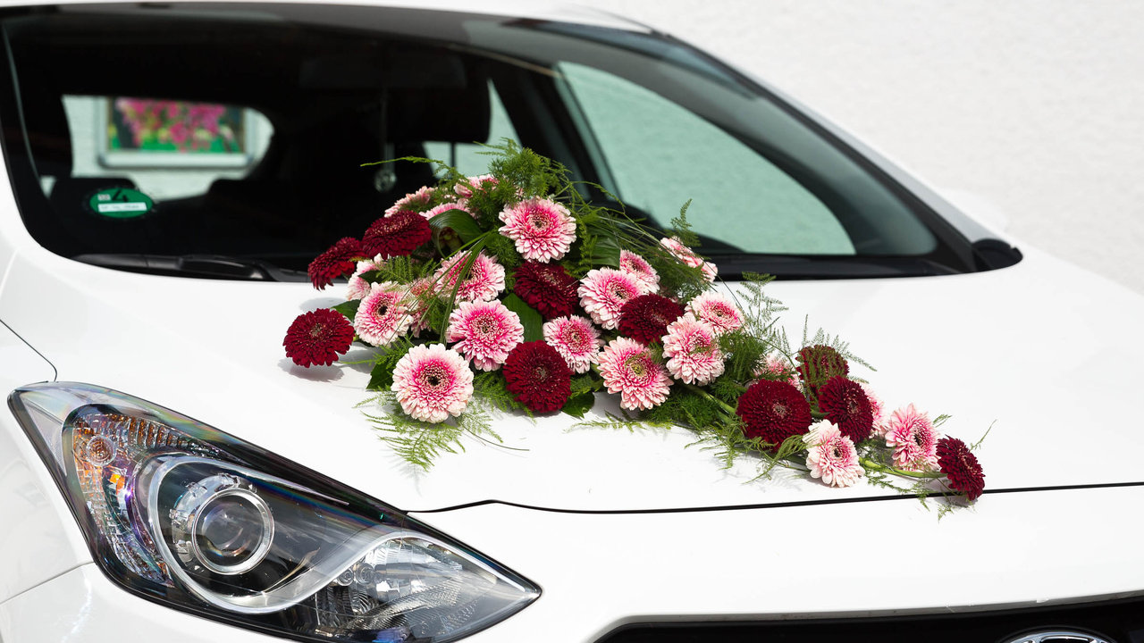 Autoschmuck einmal ausschließlich mit Gerbera