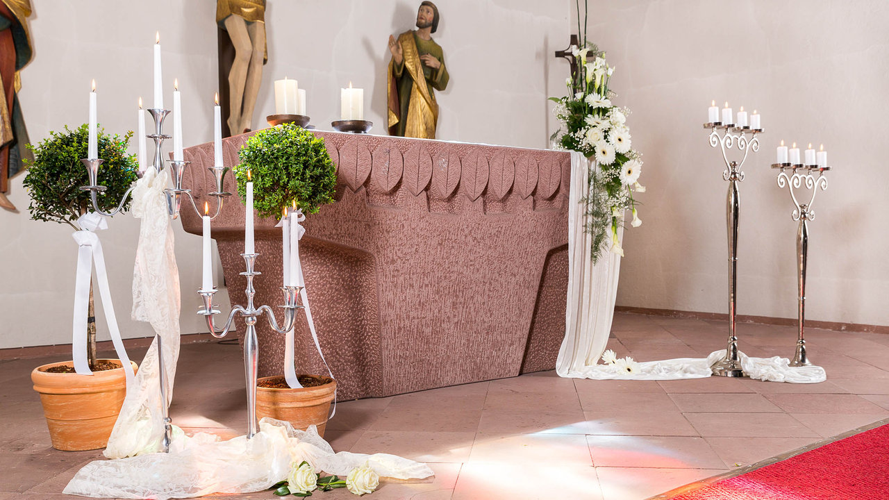 Unsere Johannes-der-Täufer-Kirche im festlichen Gewand